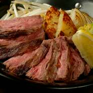 とても柔らかく仕上げられており”これぞ真空低温調理！”と、自信を持っていえる自慢の一品。塩レモンとの相性がバツグンで、さっぱりといただけます。