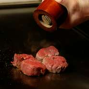 新鮮な牛肉を鉄板で一気に焼き上げ、味付けはシンプルに。焼き加減は、レアでもミディアムでもお好みのままに。ウェルダンでも、硬くなりすぎない上質な肉を使用しているのが自慢です。