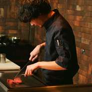 お客様の目の前で料理を行うことは楽しいですが、いつも少しばかりの緊張感を持っています。その緊張感が、お客様との距離を保ち居心地の良い空間を生み出していると思います。