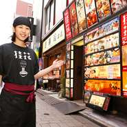 にぎやかな看板を目印に、地下へと降りていけば【桂花ラーメン　新宿ふぁんてん】へたどり着きます。キャベツなどの野菜をふんだんに盛った、栄養満点でおいしいラーメンは、一人でも気軽に楽しめます。				