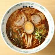こちらの店で使っている醤油は、「さつき醤油」というプライベートブランド。「さつき醤油」の名は、創業者の女性の名前に由来しています。主張し過ぎない独自の醤油が、【桂花ラーメン】の味を支えています。				