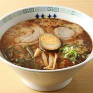 熊本で創業した当時の味を受け継ぐ『桂花ラーメン』。麺は中太ストレート麺で、自家製チャーシュー、茎ワカメがトッピングされているほか、マー油が効いています。全体のハーモニーを考えたスープは素朴な味わい。	