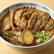 香味揚げした豚の肩ロースは、とんかつよりも薄く柔らかく仕上げているのが特徴です。ボリューム満点の一杯は肉を漬け込むタレにニンニクやショウガを効かせていて、独特の風味が楽しめます。	