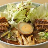 16時間炊いた豚骨スープを捨て、また炊いては捨てを4回繰り返し、最後に鶏ガラを加えて出来上がるスープは深みがあってまろやか。手間暇かけてつくったスープと相性のいい、硬麺や具材を存分に味わってください。