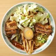 ニンニクなどの香味野菜を適度に焦がしてつくる「マー油」は、桂花ラーメンが発祥です。「焦がしニンニク油」とも呼ばれるマー油は香ばしく、この味を求めてくるお客さまも大勢いらっしゃいます。