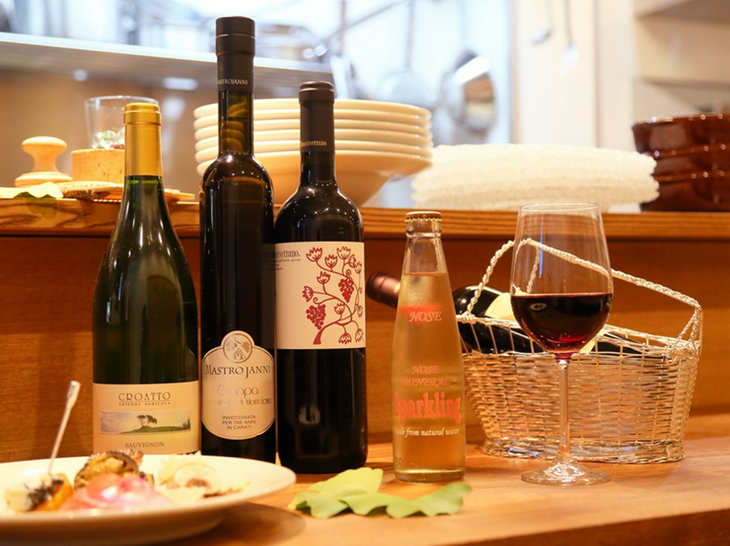 幅広いジャンルのワインのほか、ノンアルコールドリンクも充実