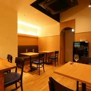 最大15名のアットホームな店内で、ゆったり楽しめます。クセのない食べやすい料理が多いので、年齢問わず心から食事を堪能できるはず。ゆとりの席配置なので、小さなお子様連れの家族も温かく迎え入れてくれます。