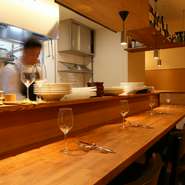 3席だけのカウンターはデートの特等席として最適。ライブ感あるオープンキッチンを目の前に、会話も弾みそうです。料理に合うオススメのワインは、シェフに尋ねるのが正解。特別なワインに出会えたらラッキーです。