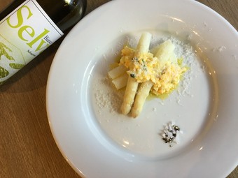 茹で上げたフランス産ホワイトアスパラガス、ゆで玉子のドレッシング。