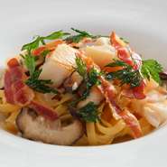 新鮮な生の帆立を表面だけ高温でさっと焼いたジューシーな味わい。自家製の手打ち生パスタのもっちり食感がソースに良く絡みます。1つ1つの素材の燻製オリーブオイルの香りと食感を楽しめる一皿に仕上がっています。