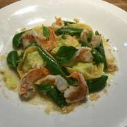 季節の食材を使い様々な仕立てにいたします。
(写真はラヴィオリです、当日ご用意できない場合もございます。ご予約の際にお伝えください。)