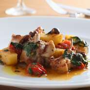 イスキア島の名物料理として親しまれているメイン料理。仔ウサギ肉と旬の食材をローストした逸品です。チェリートマトの甘みとバジリコ・タイム・イタリアンパセリのハーブが香り、爽やかな食後感をもたらします。