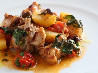 『仔ウサギとじゃが芋、オリーヴ、ちりめんキャベツの煮込み』