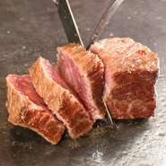 熟成A5ランクの和牛をはじめ、厳選したお肉をオーナーシェフが目の前で調理。音・香・視覚・味でゲストを魅了します。