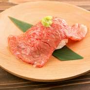 【炭火×鉄板焼URAROJI】のテーブルチャージは『和牛炙り寿司』。贅沢なもてなし、がこれから始まる素敵な夜を予感させてくれます。