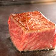 A5ランクの「熟成肉」など、厳選した食材をご用意。素材ひとつから料理として成り立たせることができる鉄板焼は、可能性を秘めたジャンルだと考えております。
