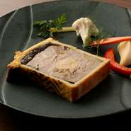 鴨の赤身肉を使用した、フランスのクラシックな料理です。その昔、型がない時代に生まれた伝統料理として現代に受け継がれています。肉の旨みを逃がさないよう処理した素材の味わいをご堪能ください。