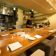 四季折々の食材でつくる本場のイタリア料理と共に、シェフと交わす会話の楽しめるカウンターで、調理風景を眺めながらゆったり贅沢な時間を過ごせます。アラカルトもあるので、気軽に立ち寄ることも出来ます。