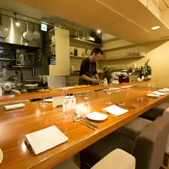 シェフとの会話も楽しめるカウンターは特等席