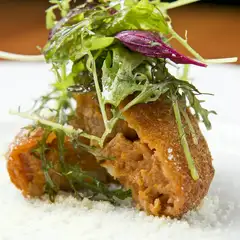 きめ細かい衣のサックリ食感と、2日かけてモツの旨みを凝縮させた『宮崎尾崎牛モツのコロッケ』