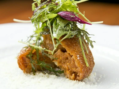 きめ細かい衣のサックリ食感と、2日かけてモツの旨みを凝縮させた『宮崎尾崎牛モツのコロッケ』