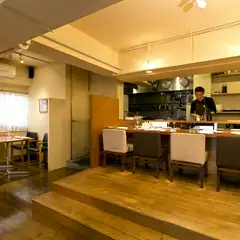 ソムリエ資格を持つシェフが織りなす、極上料理とワインに酔う