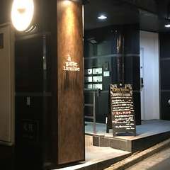 落ち着いた通りにある隠れ家的存在