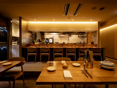 オープンキッチンのカウンター席