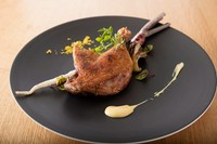 柔らかくコンフィして旨味を閉じ込めた京鴨のもも肉の皮面をパリッと焼き上げました。