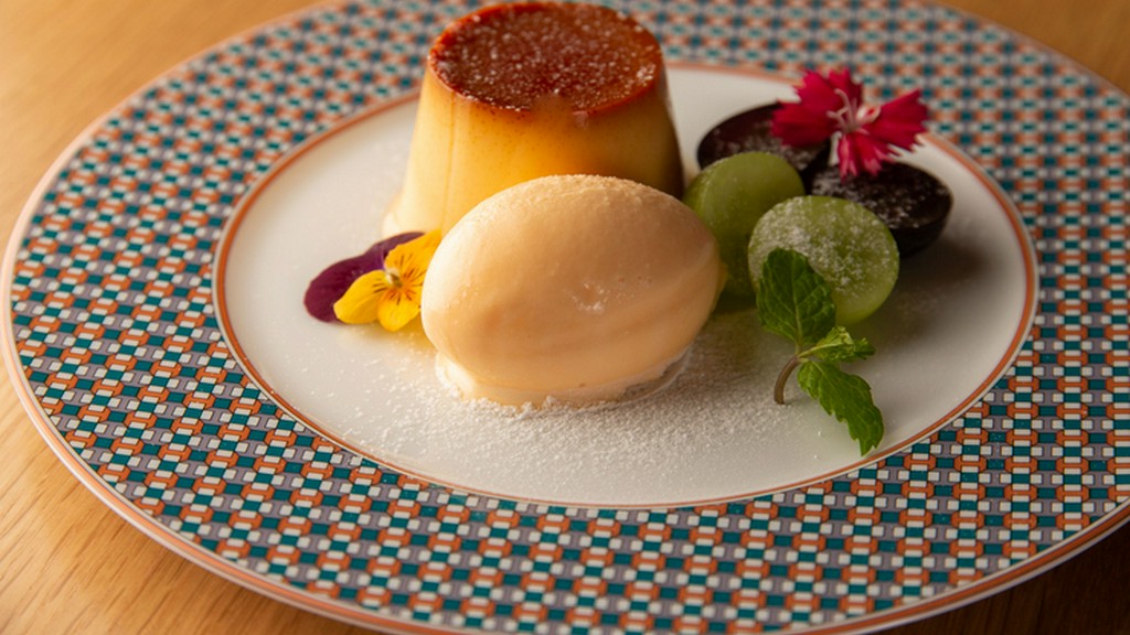 カスタードプリン　季節のフルーツ