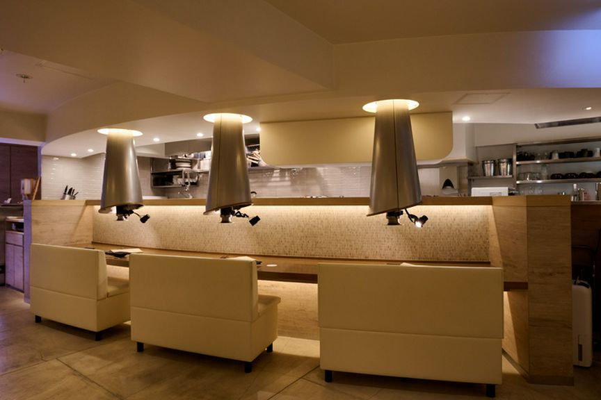 2人掛けソファーのカウンターで肩を並べてオシャレに焼肉デート