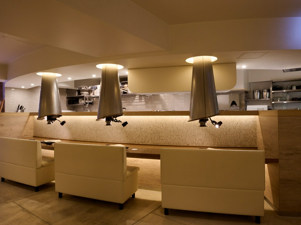 2人掛けソファーのカウンターで肩を並べてオシャレに焼肉デート