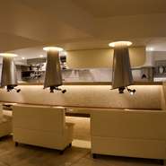 清潔感ある上品な空間には、2人掛けのソファーカウンターも用意。弧を描くソファーなので、少し向き合いながら距離の近い焼肉デートを楽しめます。若いカップルや夫婦など、幅広い世代にファンの多い焼肉店です。