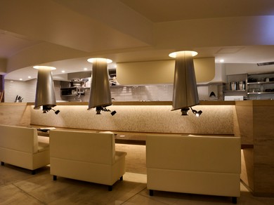 2人掛けソファーのカウンターで肩を並べてオシャレに焼肉デート