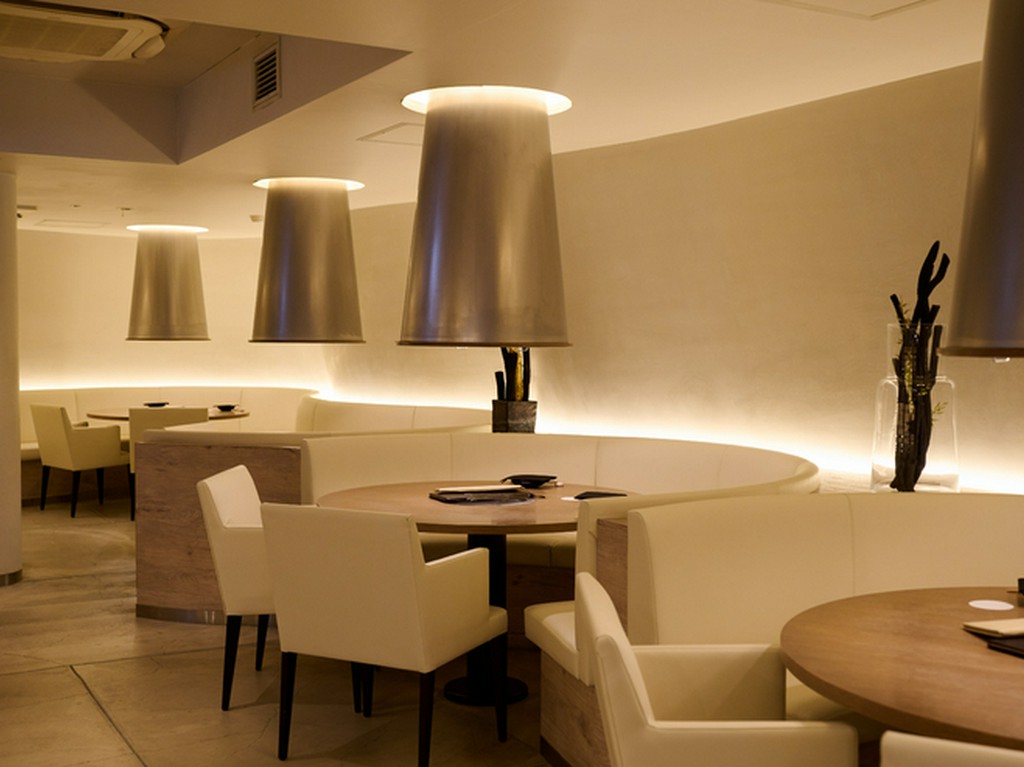 白を基調とした全席ソファーのくつろぎ空間で上質な焼肉に舌鼓