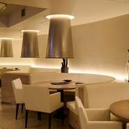 白を基調とした、リゾートホテルを思わせる上質な空間で、ゆったり食事を楽しめます。上部の吸気口でしっかり煙を吸い、備長炭の香りを肉に纏わせ「香り高い焼肉」を堪能。特別感のある贅沢な時間を過ごせます。