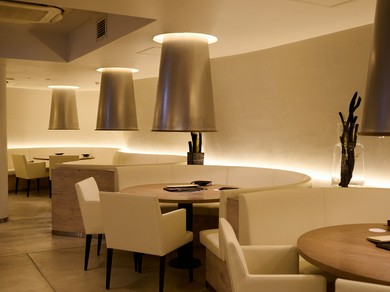 白を基調とした全席ソファーのくつろぎ空間で上質な焼肉に舌鼓