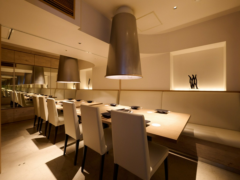 2つの空間に仕切ることもできる、ラグジュアリーな個室を完備