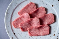 お子様にも大人気の何度でも食べたくなる上タン塩。当店は最も柔らかく旨味の詰まったタン元（たんの根元の部分）のみをご提供しております。