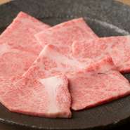 黒毛和牛のシンタマ（内モモ）を使用。桜色の美しいサシが入った、肉好きにはたまらないジューシーな一品です。甘みのある脂にしつこさはなく、サッパリとした食後感。もたれ知らずの絶品部位です。