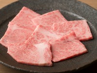 黒毛和牛のシンタマ（内モモ）を使用。桜色の美しいサシが入った、肉好きにはたまらないジューシーな一品です。甘みのある脂にしつこさはなく、サッパリとした食後感。もたれ知らずの絶品部位です。