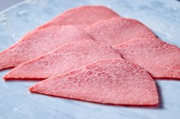 黒毛和牛のシンタマ（内モモ）を使用。桜色の美しいサシが入った、肉好きにはたまらないジューシーな一品です。甘みのある脂にしつこさはなく、サッパリとした食後感。もたれ知らずの絶品部位です。
