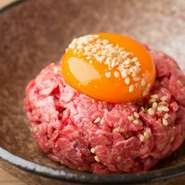 新鮮な生肉の旨みが広がる『ユッケ』