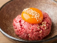 新鮮な生肉の旨みが広がる『ユッケ』