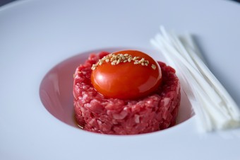 新鮮な生肉の旨みが広がる『ユッケ』