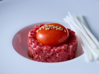 新鮮な生肉の旨みが広がる『ユッケ』