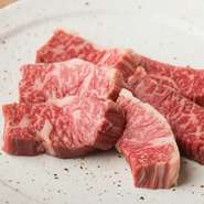 バランスよく綺麗にサシが入った、上質なハラミ。料理人の経験から「厚切り」で提供しています。赤身は強い旨味があり、脂はほんのり甘みを感じる贅沢な味わい。噛むほどに旨みが出てくる一品です。