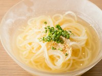 鶏ガラから店内で仕込んでいる、自家製スープが絶品。かつおだしを加えた和風の日本人の口に合うよう工夫されています。修業時代の経験も活かしながら【白炭】の味に昇華させた料理人渾身の一品です。