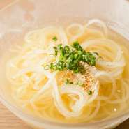 鶏ガラから店内で仕込んでいる、自家製スープが絶品。かつおだしを加えた和風の日本人の口に合うよう工夫されています。修業時代の経験も活かしながら【白炭】の味に昇華させた料理人渾身の一品です。