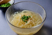 鶏ガラから店内で仕込んでいる、自家製スープが絶品。かつおだしを加えた和風の日本人の口に合うよう工夫されています。修業時代の経験も活かしながら【白炭】の味に昇華させた料理人渾身の一品です。

